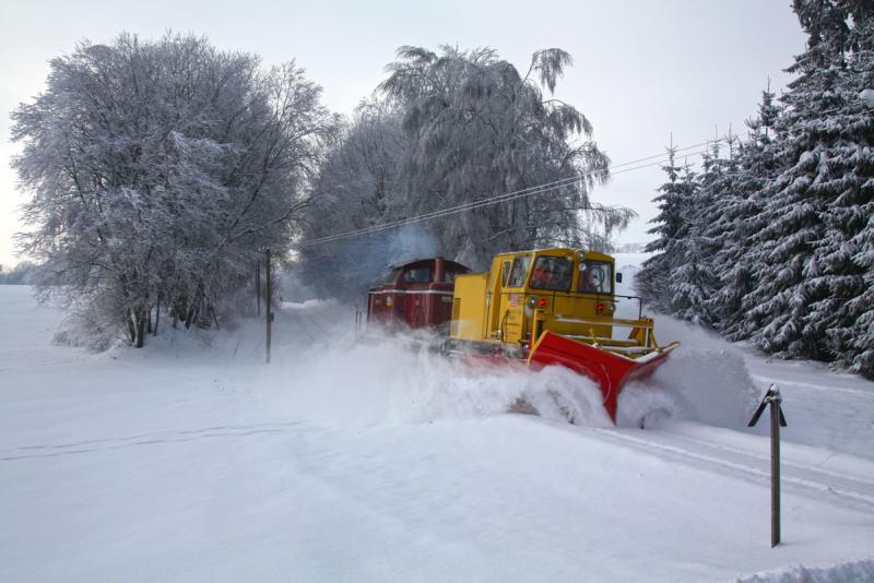Anbau-Schneepflüge, Fahrwerke und Zubehör